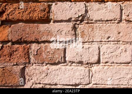 Alte kaputte Ziegelwand Nahaufnahme von roten und rosa Ziegel. Textur Stockfoto