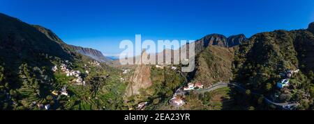 Panorama von Hermigua, Roques de San Pedro, Drohnenbild, La Gomera, Kanarische Inseln, Spanien Stockfoto