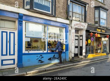 Ruhige Szenen auf Falmouth Straßen für die wenigen wichtigen Geschäfte, die in der globalen Pandemie-Sperre von 2021 eröffnet werden konnten. Stockfoto