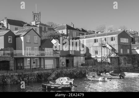 Blick auf die Ufergrundstücke über das Hochwasser des Falmouth Hafens in der Sonne. Dank der pandemischen Sperre sind die Menschen leer. Stockfoto