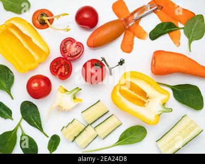 Verschiedene Gemüsesorten in verschiedenen Farben auf einem weißen Tisch. Stockfoto