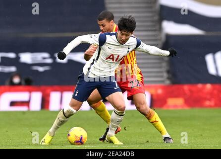 Son Heung-min von Tottenham Hotspur (links) und Lee Peltier von West Bromwich Albion kämpfen während des Premier League-Spiels im Tottenham Hotspur Stadium in London um den Ball. Bilddatum: Sonntag, 7. Februar 2021. Stockfoto