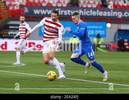 7th. Februar 2021; Fountain of Youth Stadium Hamilton, South Lanarkshire, Schottland; Scottish Premiership Football, Hamilton Academical gegen Rangers; Ryan Kent von Rangers gegen Aaron Martin von Hamilton Academical Stockfoto