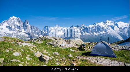 Zelt in den Bergen, hinten Grand Balcon North, Aiguille Verte und Aiguille du Midi, Grandes Jorasses, Mont Blanc Massif, Chamonix-Mont-Blanc Stockfoto