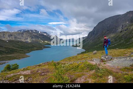 See Gjende, Wanderer auf der Beseggen Wanderung, Jotunheimen Nationalpark, Vaga, Innlandet, Norwegen Stockfoto