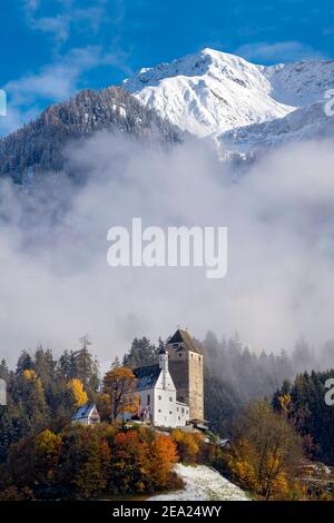 Schloss Freundsberg im Herbst, dahinter das Kellerjoch, Schwaz, Tirol, Österreich Stockfoto