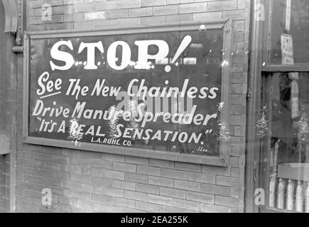 Halt! Sehen Sie den New Chainless Drive Dist Spreader - IT's a Real Sensation - L A Ruhl Company - Anmelden des Moines, Iowa, Mai 1940 Stockfoto
