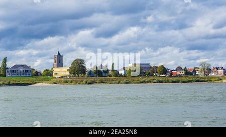 Tiel, Niederlande - 4. Oktober 2020: Skyline der Stadt Tiel mit Waal in Betuwe, Gelderland, Niederlande Stockfoto