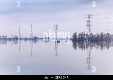 Stromleitungen und Masten überschwemmt während Hochwasser in der Rheinear Wageningen, Gelderland in den Niederlanden Stockfoto