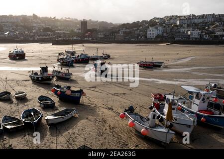 Weitwinkel Blick auf viele Fischerboote und andere auf dem Sand in St. Ives Hafen gelegt. Leer und ruhig wegen der globalen Pandemie-Sperre von Covid-19 Stockfoto