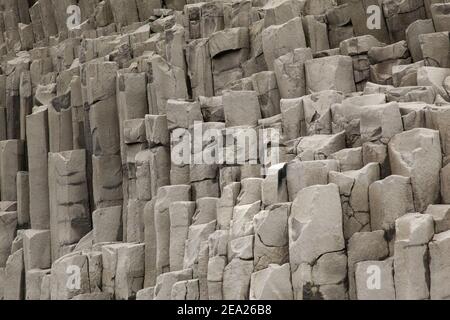 Basaltsäulen (Formation) in Island am Reynisfjall. Nahaufnahme aus Texturstein Stockfoto