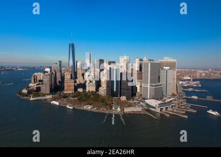 Downtown Manhattan. Wolkenkratzer in New York. Batteriepark. Finanzzentren von Manhattan. Aeiral Blick auf New york. Blick vom Hubschrauber. Stockfoto