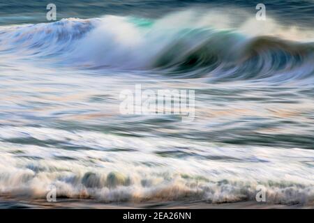 Nahende Welle am Sandstrand, Nationalpark Wattenmeer, Nordsee, Nordfriesland, Schleswig-Holstein, Deutschland Stockfoto