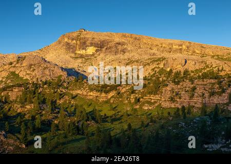 Alpenglow bei Sonnenaufgang auf dem Nuvolau Berg. Berghütte. Die Ampezzo Dolomiten. Venetien. Italienische Alpen. Europa. Stockfoto