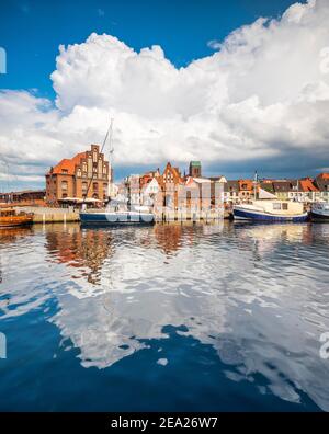 Alter Hafen mit Kornspeicher, Wassertor und Nikolaikirche, nahendes Gewitter, Wismar, Mecklenburg-Vorpommern, Deutschland Stockfoto