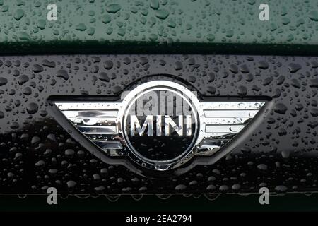Mini, Firmenlogo der Automarke Mini, Logo auf Auto, Deutschland Stockfoto