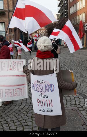 Aktivist trägt Schild, Russland ohne Putin und KGB, Belarus Solidaritätskundgebung auf dem Marktplatz in der Düsseldorfer Altstadt am 23. Januar 2021 Stockfoto