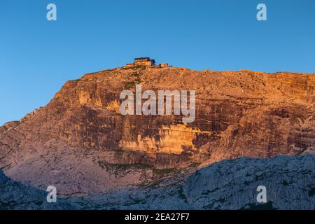 Alpenglow bei Sonnenaufgang auf dem Nuvolau Berg. Berghütte. Die Ampezzo Dolomiten. Venetien. Italienische Alpen. Europa. Stockfoto