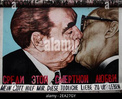 Graffiti Bruderküss zwischen Leonid Breschnev und Erich Honecker, Künstler Dimitrij Vrubel, East Side Gallery, Berlin, Deutschland Stockfoto