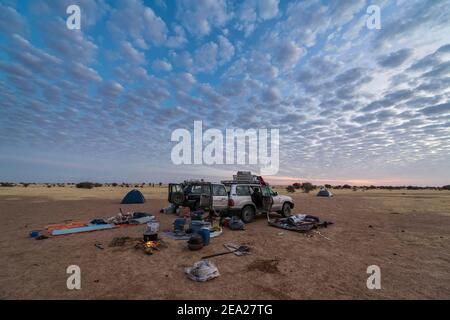 Camping unter einem dramatischen Morgenhimmel in der Sahelzone, Tschad, Afrika Stockfoto