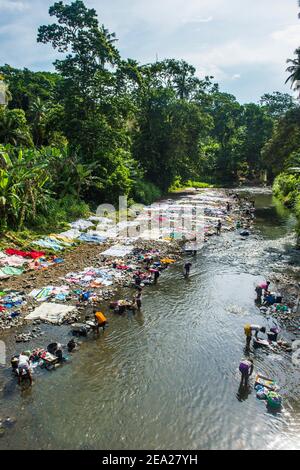 Frauen waschen ihre Kleidung in einem Fluss an der Ostküste von Sao Tome, Sao Tome und Principe, Atlantischer Ozean Stockfoto