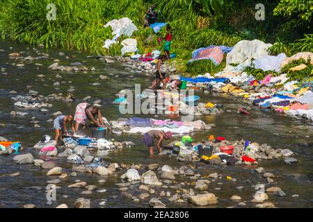 Frauen waschen ihre Kleidung in einem Fluss an der Ostküste von Sao Tome, Sao Tome und Principe, Atlantischer Ozean Stockfoto