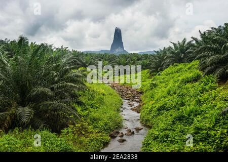 Kleiner Bach führt zu der ungewöhnlichen Monolith, Pico Cao Grande, Ostküste von São Tomé, Sao Tome und Principe, Atlantik Stockfoto