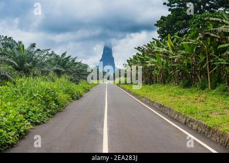 Straße, die zum ungewöhnlichen Monolith führt, Pico Cao Grande, Ostküste von Sao Tome, Sao Tome und Principe, Atlantischer Ozean Stockfoto