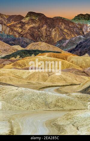 Panoramablick über mehrfarbige Badlands bei Twenty Mule Team Canyon, Death Valley Nationalpark, Kalifornien, USA Stockfoto