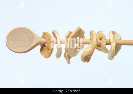 Apfelringe auf Holzlöffel Stockfoto