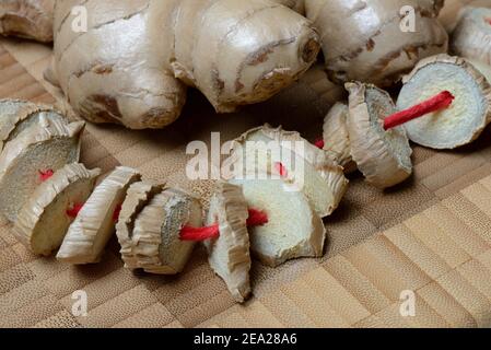 Ingwer (Zingiber officinale) und getrocknete Scheiben Stockfoto