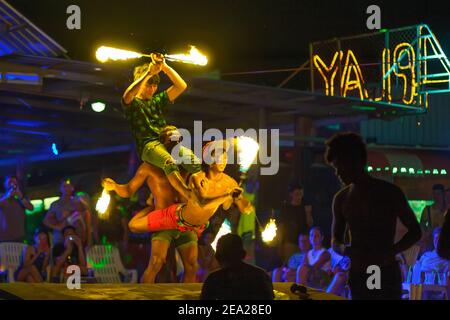 Feuershow in Phuket, Thailand/ Akrobatik-Feuershow auf der Phi Phi Insel in Thailand an der Bar. Stockfoto