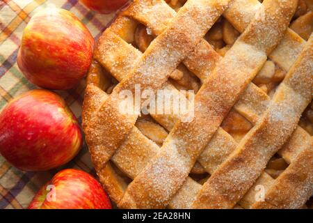 Ein Apfelkuchen mit Gitterkruste mit Äpfeln. Von oben aufgenommen. Stockfoto