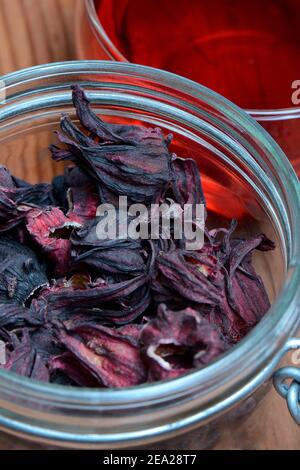 Malgentee (Hibiscus sabdariffa) getrocknete Blüten im Glas, Hibiskustee Stockfoto