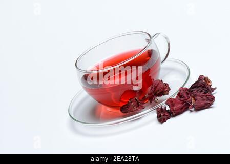 Malgentee (Hibiscus sabdariffa) in Glas und getrockneten Blumen, Hibiskustee Stockfoto