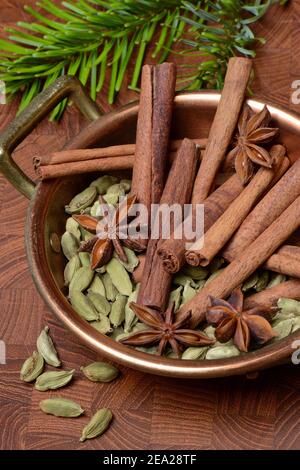 Weihnachtliche Gewürze in Schale, Zimtstangen ( Elettaria cardamomum), Sternanis ( Illicium verum) Stockfoto