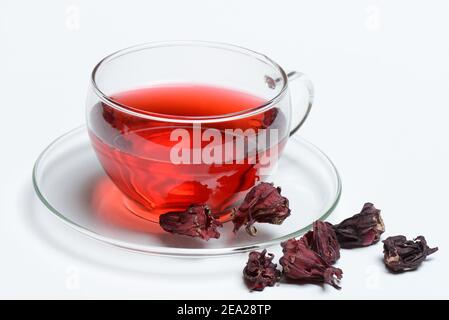 Malgentee (Hibiscus sabdariffa) in Glas und getrockneten Blumen, Hibiskustee Stockfoto