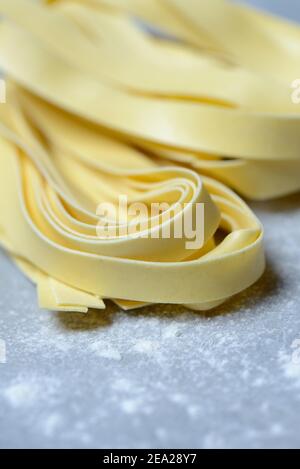 Tagliatelle, ungekocht, Pappardelle, Pasta, Bandnudeln Stockfoto