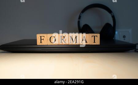 Das Wortformat besteht aus quadratischen Holzwürfeln mit Buchstaben. Nahaufnahme Stockfoto