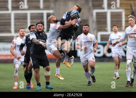 Newcastle Falcons' Adam Radwan (Mitte rechts) wurde von Exeter Chiefs' Alex Cuthbert (Mitte links) während des Gallagher Premiership-Spiels im Kingston Park, Newcastle, angegangen. Bilddatum: Sonntag, 7. Februar 2021. Stockfoto