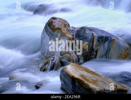 Strukturierte Steine in fließendem Wasser, Valle Verzasca, Verzasca Valley, Tessin, Schweiz Stockfoto