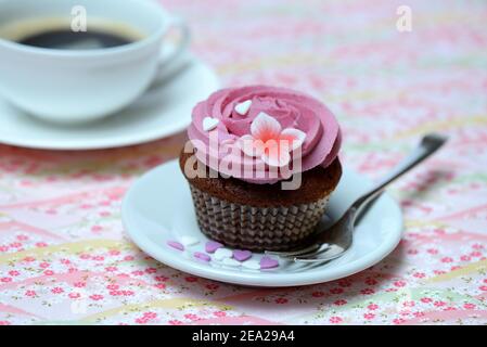 Cupcake auf Teller mit Kuchengabel Stockfoto