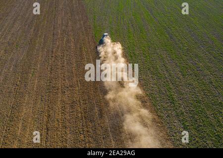 Der Prozess der Vorbereitung des Landes für die Aussaat Kulturpflanzen, Blick von der Spitze des Feldes Kulturprozess, Ukrainisch fruchtbar lands,2021 Stockfoto