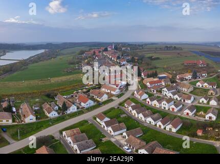 Weinkeller in einer Reihe in Südungarn in Palkonya Dorf Stockfoto