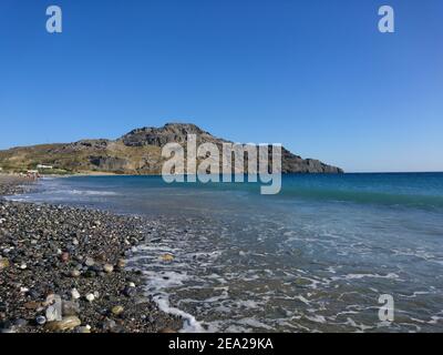 Kreta, Plakias Strand im Libyschen Meer an der Südküste der griechischen Insel Kreta. Felsiger Strand auf dem Hintergrund des Berges Stockfoto