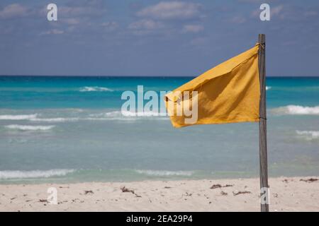 Gelbe Flagge ist am Strand. Warnhinweis Konzept Gefahr. Stockfoto