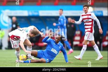 7th. Februar 2021; Fountain of Youth Stadium Hamilton, South Lanarkshire, Schottland; Scottish Premiership Football, Hamilton Academical gegen Rangers; Joe Aribo von Rangers bekämpft Bruce Anderson von Hamilton Academical Stockfoto