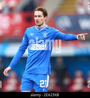 7th. Februar 2021; Fountain of Youth Stadium Hamilton, South Lanarkshire, Schottland; Scottish Premiership Football, Hamilton Academical versus Rangers; Scott Wright von Rangers zeigt Anweisungen an seine Teamkollegen Stockfoto