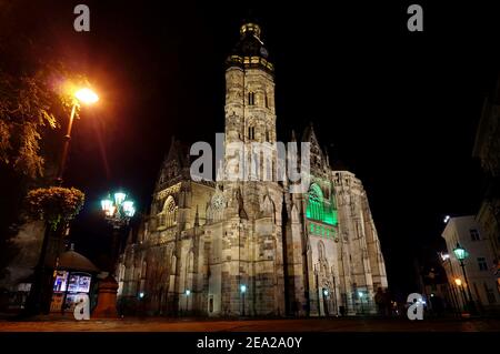 Schöne beleuchtete St. Elisabeth Kathedrale in der slowakischen Stadt Kosice in der Nacht Stockfoto