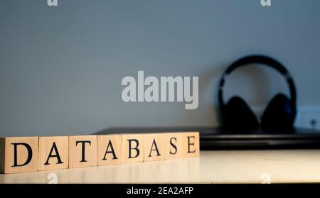 DATENBANKNACHRICHT Wort auf einem hölzernen Schreibtisch auf Würfelblöcken. Nahaufnahme Stockfoto